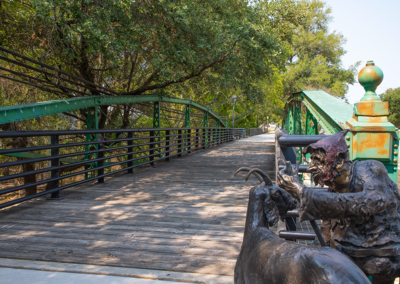 historic-dodds-creek-bridge-statue-salado-texas